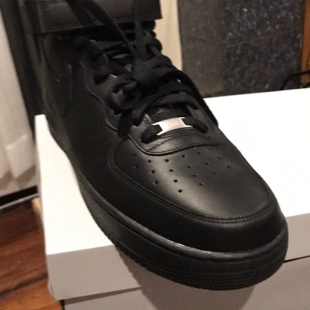 Black Nike - Picture 1 of 2